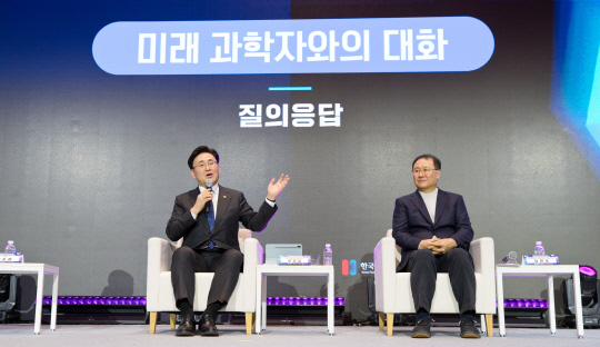 유상임(왼쪽)과기정통부 장관이 27일 서울 강서구 코엑스마곡에서 열린 '제11회 미래 과학자와의 대화' 에서 정연욱 성균관대 나노공학과 교수 및 학생들과 대화를 나누고 있다. 과기정통부 제공